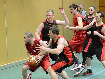 Kampf gegen die Brender Übermacht: Florian Neiber (links) von der SG Oerlenbach/Ebenhausen hält die Gegnerschaft auf Distanz.  Foto: ssp