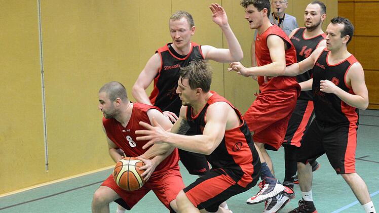 Kampf gegen die Brender Übermacht: Florian Neiber (links) von der SG Oerlenbach/Ebenhausen hält die Gegnerschaft auf Distanz.  Foto: ssp
