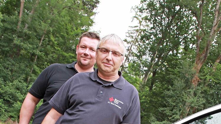 Für sie sind die Schilder ein "Quantensprung": Thorsten Trenk und Rudolf Baier vom BRK. Foto: Carmen Schmitt