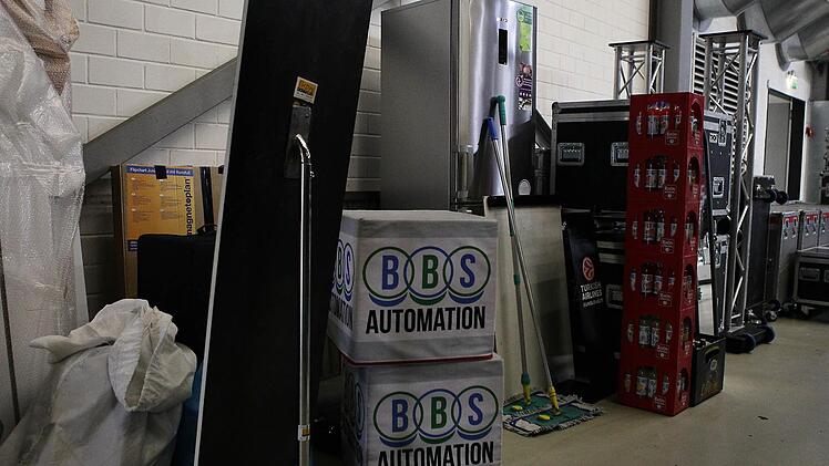 Vom Beko-Kühlschrank für das Gewinnspiel bis zum Wasser für die Spieler wurde alles verpackt.