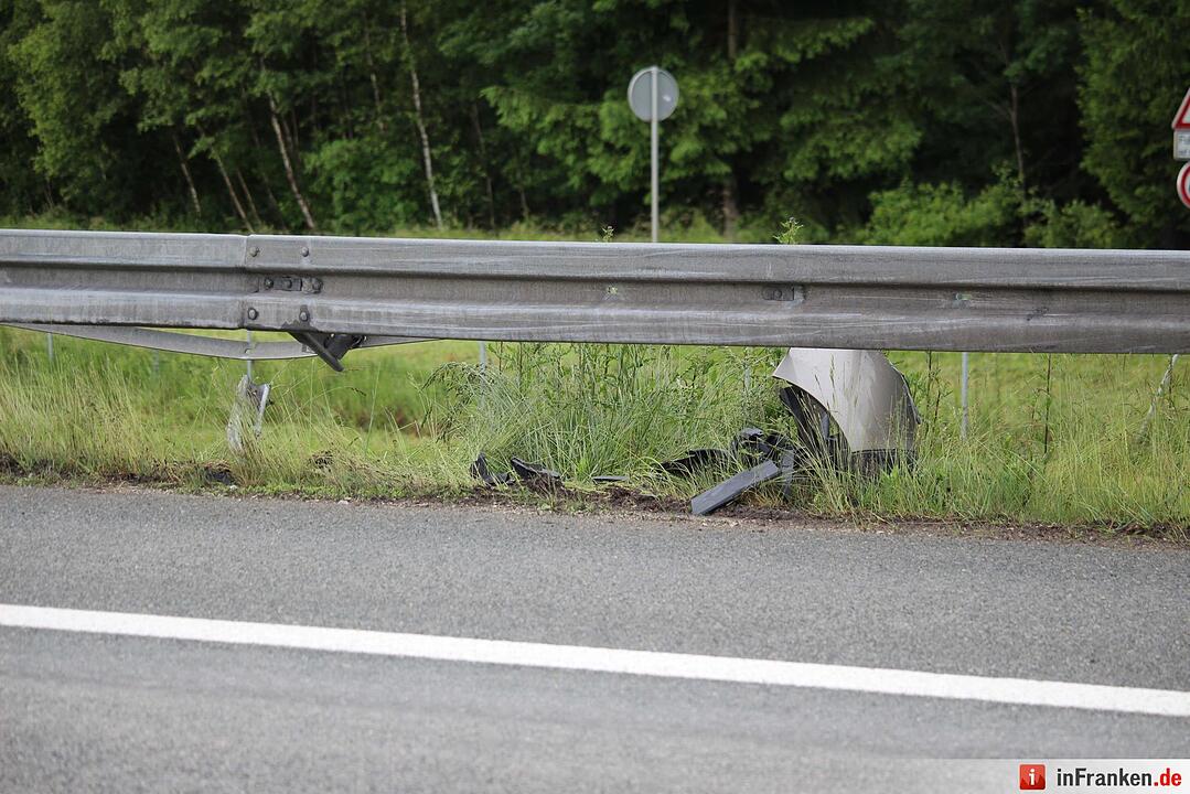 Dacia schleudert quer über Autobahn