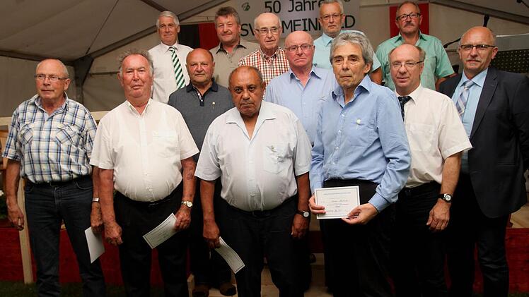 Seit 45 und sogar 50 Jahre halten diese Mitglieder ihrem Verein die Treue. Foto: Günther Geiling