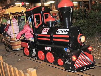Die Märcheneisenbahn dreht noch bis zum 23. Dezember ihre Runden auf dem Weihnachtsmarkt. Fotos: Gerda Völk
