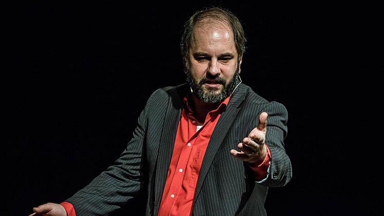 Matthias Egersdörfer bei seinem Auftritt im ausverkauften Saal des "Schwarzen Bären" in Beiersdorf Foto: Jochen Berger
