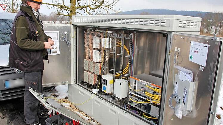 Bereits im Februar 2013 erfolgte durch einen Telekom-Techniker der Anschluss von Teilen des Kernortes von Rentweinsdorf ans schnelle Datennetz. Archivfoto: Ralf Kestel
