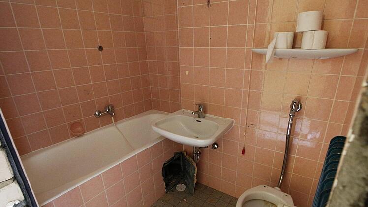 Auch die Badezimmer-Einrichtung wird ausgebaut. Foto: Josef Hofbauer