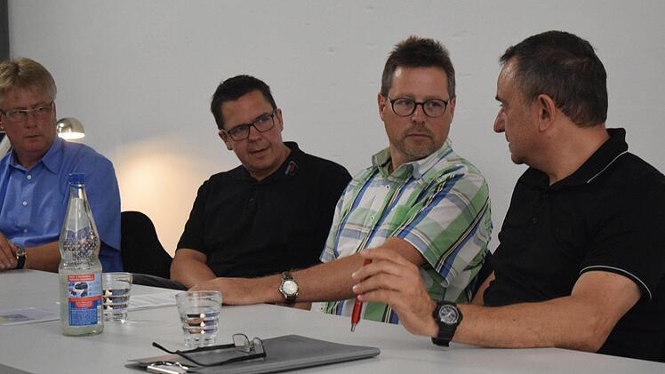 Diskussionsfreudig: Rainer Lutz, Stefan Hinterleitner, Thomas Apfel und Wolfgang Braunschmidt (von rechts) diskutierten über Pressefreiheit - und wie diese auf lokaler Ebene gelebt wird. Foto: Daniela Pondelicek