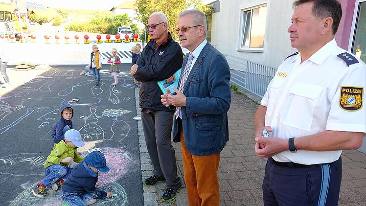 (V.l.): Karlheinz Franz, Gotthard Schlereth und Hubert Koch leiteten die Straßenmalaktion. Gerd Schaar