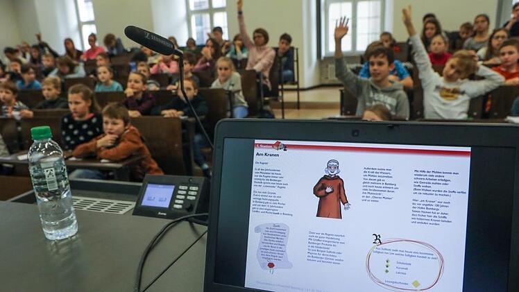 Hugo von Trimberg, der vor 500 Jahren Schulleiter in Bamberg war, erzählte als Comicfigur viel über das Bamberg aus der Zeit, in der er gelebt hat. Foto: Barbara Herbst