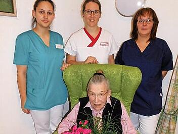Zu den Gratulanten anlässlich des 85. Geburtstags von Ruth Bodner im "Haus Rotmaintal" zählten stellvertretende Pflegedienstleiterin Nicole Roder (hinten Mitte) sowie die Azubis Rebecca und Svenja. Foto: H. Wunner