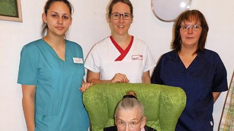 Zu den Gratulanten anlässlich des 85. Geburtstags von Ruth Bodner im "Haus Rotmaintal" zählten stellvertretende Pflegedienstleiterin Nicole Roder (hinten Mitte) sowie die Azubis Rebecca und Svenja. Foto: H. Wunner