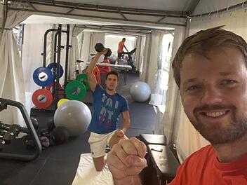 2021 will Kevin Krawietz öfter die Siegerfaust ballen. Gemeinsam mit seinem Doppelpartner Andreas Mies (im Hintergrund) bereitet er sich derzeit in einem provisorischen Kraftraum in Melbourne auf die Australian Open vor. Foto: privat