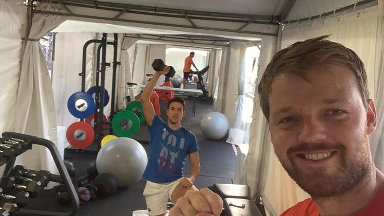 2021 will Kevin Krawietz öfter die Siegerfaust ballen. Gemeinsam mit seinem Doppelpartner Andreas Mies (im Hintergrund) bereitet er sich derzeit in einem provisorischen Kraftraum in Melbourne auf die Australian Open vor. Foto: privat