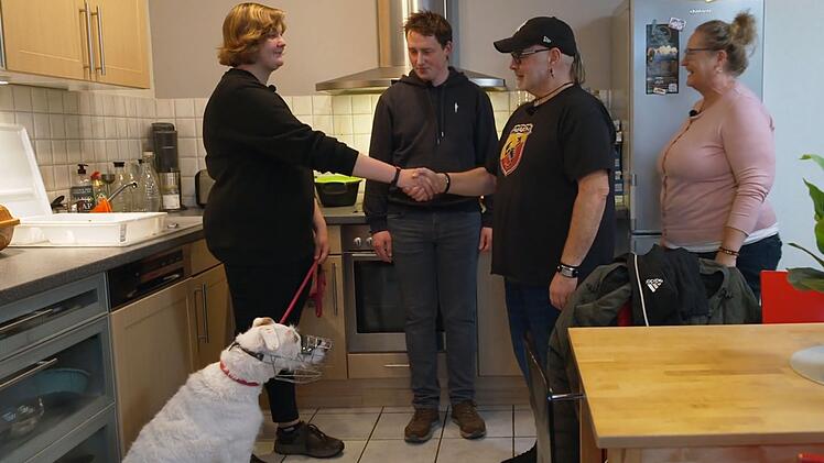 F&uuml;nf Jahre lang k&uuml;mmerte sich Laura (links) um den "Unvermittelbaren".