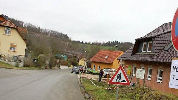 Vor etwa 14 Tagen stellte die Gemeinde Ebensfeld zwei Halteverbotsschilder in Dittersbrunn auf, damit an der Stelle, wo der Schulbus wendet, keine Autos mehr stehen. Stefan Batz beklagt, dass man so etwas mit ihm hätte besprechen sollen, denn er sieht keine Notwendigkeit dafür.  Foto: Tobias Kindermann