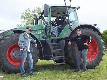 Christian Kunzmann (links), Maximilian Krapf und Manfred Söder (rechts) sind zufrieden mit dem ersten Treffen der Fendt-Freunde Bad Bocklet. Fotos: Björn Hein
