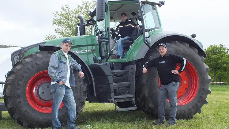 Christian Kunzmann (links), Maximilian Krapf und Manfred Söder (rechts) sind zufrieden mit dem ersten Treffen der Fendt-Freunde Bad Bocklet. Fotos: Björn Hein