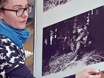 Kathleen Röber vom DAI legt letzte Hand an. Im Bild zu sehen: Elvis mit MG. Foto: Nikolas Pelke