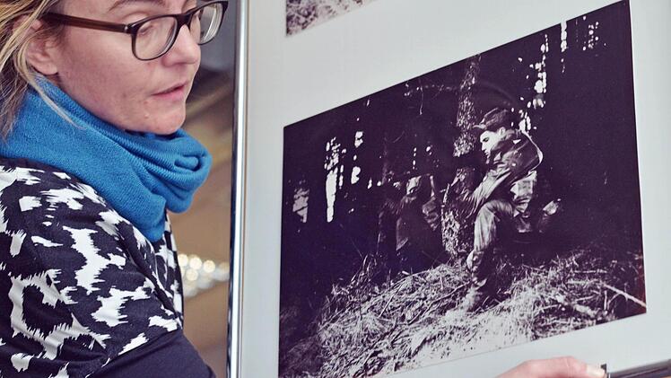 Kathleen Röber vom DAI legt letzte Hand an. Im Bild zu sehen: Elvis mit MG. Foto: Nikolas Pelke