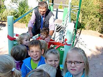 Früh übt sich, wer ein Meister werden will. Da gehört das Durschneiden eines Bandes mit dem Bürgermeister auch mal dazu.  Foto: Lothar Weidner