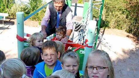 Früh übt sich, wer ein Meister werden will. Da gehört das Durschneiden eines Bandes mit dem Bürgermeister auch mal dazu.  Foto: Lothar Weidner