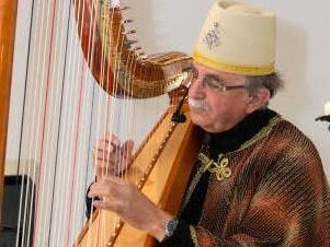 Märchenerzähler Dieter Rieß wusste in seinen Märchen von fernen Ländern und längst vergangenen Zeiten zu berichten. Mit klassischen Melodien auf der Harfe umrahmte er seinen Vortrag. Foto: Björn Hein