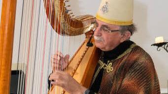 Märchenerzähler Dieter Rieß wusste in seinen Märchen von fernen Ländern und längst vergangenen Zeiten zu berichten. Mit klassischen Melodien auf der Harfe umrahmte er seinen Vortrag. Foto: Björn Hein