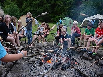 Stockbrot über dem Feuer - altbewährt, aber immer noch beliebt und entschleunigend.  Fotos: Elisabeth Assmann
