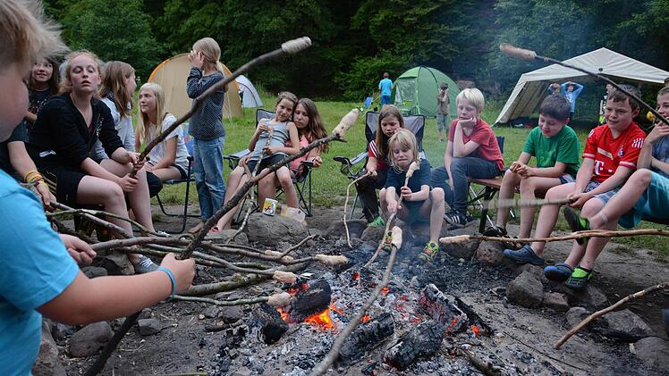 Stockbrot über dem Feuer - altbewährt, aber immer noch beliebt und entschleunigend.  Fotos: Elisabeth Assmann