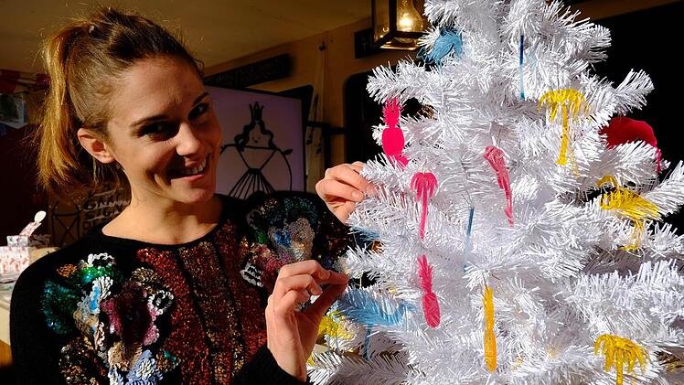 Auch Bäume können ein Stil vertragen Marie Julie von der Kunst-Akademie hat neuen Baumschmuck entworfen Foto: Nikolas Pelke