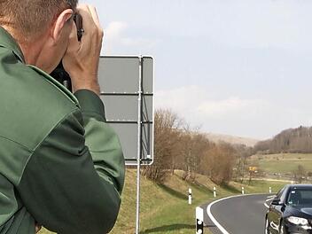 Autofahrer im Visier: Reinhard Kuklinski von der Polizeiinspektion Bad Brückenau steht mit der Laserpistole bei Wildflecken. Foto: Ulrike Müller