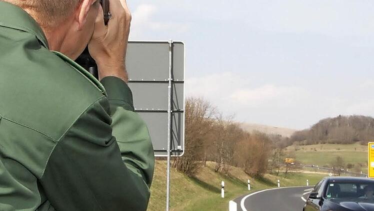 Autofahrer im Visier: Reinhard Kuklinski von der Polizeiinspektion Bad Brückenau steht mit der Laserpistole bei Wildflecken. Foto: Ulrike Müller