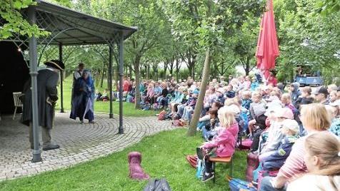 Mitmachen war angesagt beim Märchentheater in der Baille-Maille-Allee. Foto: Werner Reißaus