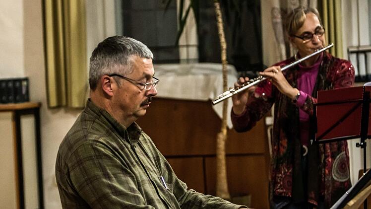 Sigurd Knopp bei der Probenarbeit mit der Kantorei Heilig Kreuz.Foto: Archiv/Jochen Berger
