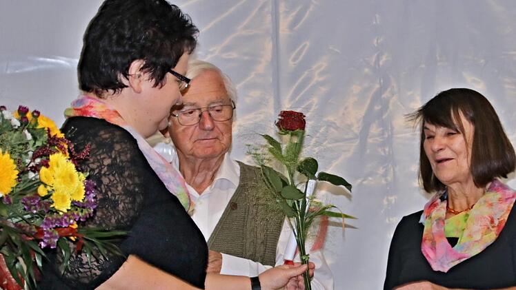 Ein blumiger Dank an die Vorsitzende des Liederkranzes Untermerzbach, Barbara Morgenroth (rechts) von Susanne Bartelmann für die Ausrichtung der Veranstaltung. Foto: Helmut Will
