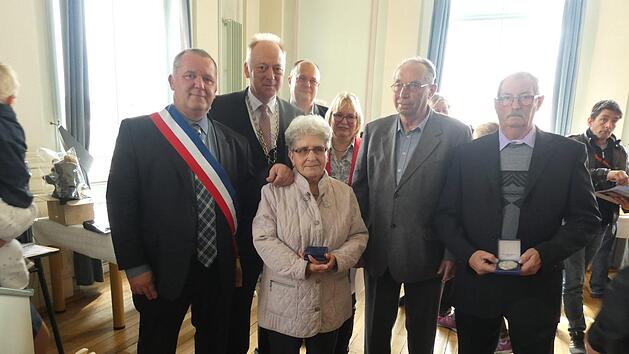 42 Jahre sind Lina und Franz-Josef Blümlein mit der Familie Loiseau befreundet. Zur Ehrenmedaille gratulierten  Bürgermeister Stéphane Perrin. (links) und Bürgermeister Helmut Blank (2.v.l.). Im Hintergrund 3. Bürgermeister Axel Knauff und Maria Knauff.  Wilhelm Schmitt