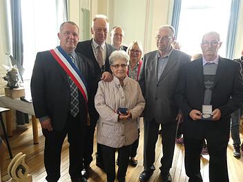 42 Jahre sind Lina und Franz-Josef Blümlein mit der Familie Loiseau befreundet. Zur Ehrenmedaille gratulierten  Bürgermeister Stéphane Perrin. (links) und Bürgermeister Helmut Blank (2.v.l.). Im Hintergrund 3. Bürgermeister Axel Knauff und Maria Knauff.  Wilhelm Schmitt