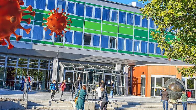 Quarantäne: Drei Tage nach dem ersten Schultag, an dem das Foto entstand, mussten einige Schüler bereits wieder nach Hause. Ronald Rinklef I Grafik: Adobe Stock