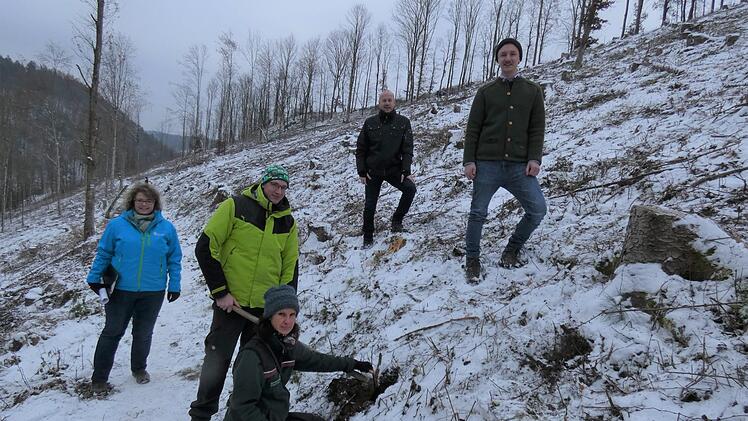 In einem bisher einzigartigen Kooperationsprojekt wird bei Wirsberg ein ehemaliger Fichtenforst in einen bunten, blühenden Wald verwandelt. Forstrevierleiterin Anja Mörtlbauer (vorn) pflanzte den ersten Lindenbaum. Mit im Bild (von links) Kristina Schröter, Forstingenieur Johannes Wurster, der mit seinen Mitarbeitern die Pflanzung vornimmt, Bürgermeister Jochen Trier und Forstbeamter Louis Kalikstein. Werner Reißaus
