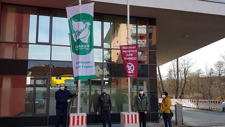 Bürgermeister German Hacker sowie die Herzogenauracher Werner Mesnaric und das Ehepaar Bernhard und Bellis Malchow  hissen die Flaggen zur Ächtung von Atomwaffen.