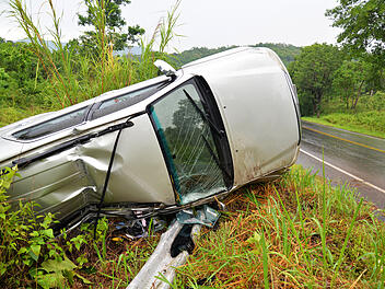 Bei Unfall auf der B8 im Kreis Neustadt an der Aisch-Bad Windsheim überschlagen