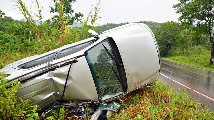 Totalschaden nach Crash: Auto kommt alleinbeteiligt von der Straße ab und überschlägt sich