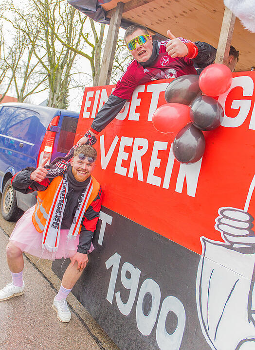 Buntes Faschingstreiben begeistert groß und klein.