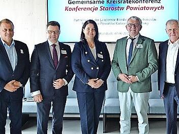 Aus dem polnischen Partnerlandkreis Karkonoski waren gekommen (von li.) Stellvertretender Landrat Slawomir Celt, Landrat Krzysztof Wisniewski, Kreistagsvorsitzende Kinga Nowak gemeinsam mit dem gastgebenden Bamberger Landrat Johann Kalb und dessen...