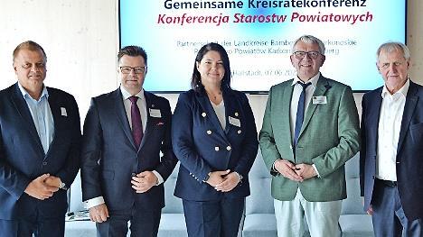 Aus dem polnischen Partnerlandkreis Karkonoski waren gekommen (von li.) Stellvertretender Landrat Slawomir Celt, Landrat Krzysztof Wisniewski, Kreistagsvorsitzende Kinga Nowak gemeinsam mit dem gastgebenden Bamberger Landrat Johann Kalb und dessen...