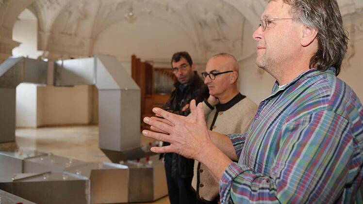 Von hinten nach vorn: der evangelische Anstaltsgeistliche Alexander Tietz, Hans Lyer, Restaurator Clemens Muth.