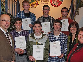 Stefan Fella (von links) gratulierte den Absolventen Andreas Brand, Christoph Hoos und Daniel Zink sowie (hinten): Christian Schmitt, Daniel Kiesel und Patrick Schaab. Den Glückwünschen schlossen sich Elfi Müller (2. von rechts) und die Magdalena Dünisch (rechts) an.  Foto: Gerd Schaar