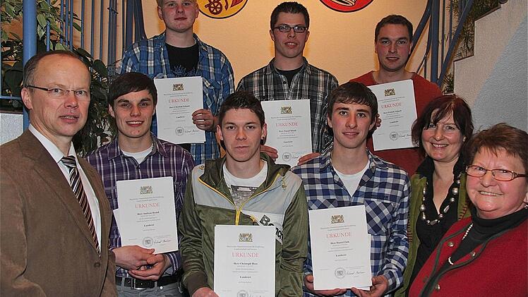 Stefan Fella (von links) gratulierte den Absolventen Andreas Brand, Christoph Hoos und Daniel Zink sowie (hinten): Christian Schmitt, Daniel Kiesel und Patrick Schaab. Den Glückwünschen schlossen sich Elfi Müller (2. von rechts) und die Magdalena Dünisch (rechts) an.  Foto: Gerd Schaar