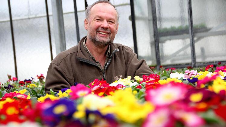 Der Herr Gärtner im Blumenmeer ...