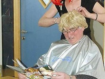 Pater Alard (Rudi Stelzig) bei seiner Friseurin (Ingrid Haas) in Gößweinstein.  Foto: Klaus-Peter Wulf